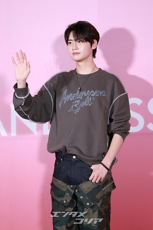 【フォト】イ・ジニョク、デニムと迷彩柄のコラボ…独特なパンツに視線集中