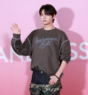 【フォト】イ・ジニョク、デニムと迷彩柄のコラボ…独特なパンツに視線集中