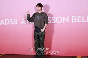 【フォト】イ・ジニョク、デニムと迷彩柄のコラボ…独特なパンツに視線集中