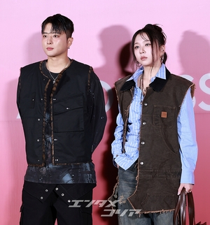 【フォト】KARDのJ.Seph＆Jiwoo、おしゃれな装い