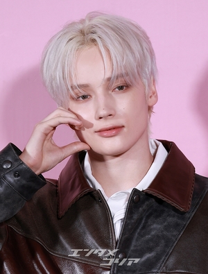 【フォト】TXTヒュニンカイ、プラチナブロンドの髪とウインクに胸キュン