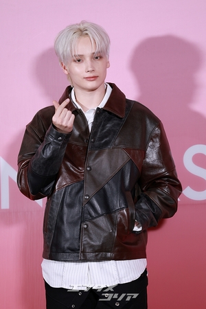 【フォト】TXTヒュニンカイ、プラチナブロンドの髪とウインクに胸キュン