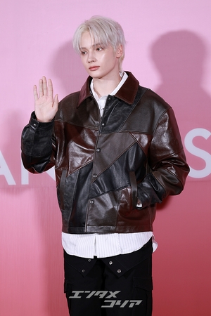 【フォト】TXTヒュニンカイ、プラチナブロンドの髪とウインクに胸キュン