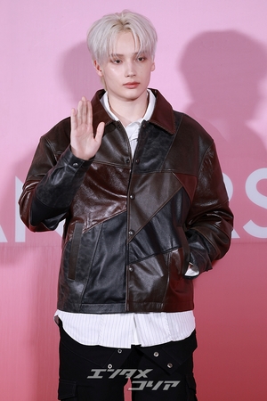 【フォト】TXTヒュニンカイ、プラチナブロンドの髪とウインクに胸キュン