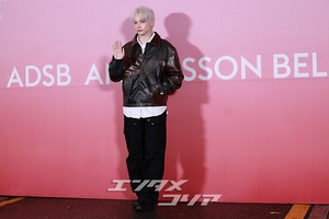 【フォト】TXTヒュニンカイ、プラチナブロンドの髪とウインクに胸キュン