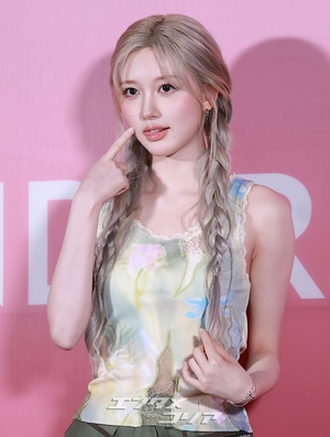 【フォト】IVEガウル、銀髪＆ラブリーな装いで人形のようなビジュアル