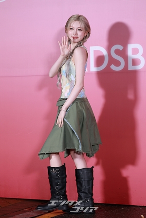 【フォト】IVEガウル、銀髪＆ラブリーな装いで人形のようなビジュアル