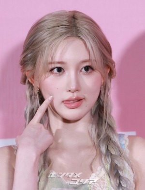 【フォト】IVEガウル、銀髪＆ラブリーな装いで人形のようなビジュアル