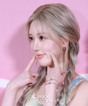 【フォト】IVEガウル、銀髪＆ラブリーな装いで人形のようなビジュアル