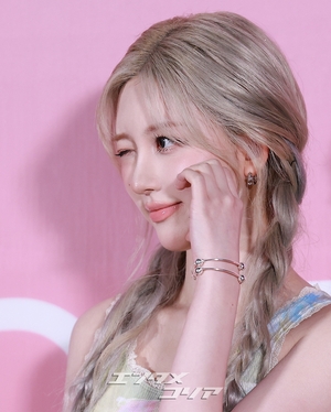 【フォト】IVEガウル、銀髪＆ラブリーな装いで人形のようなビジュアル
