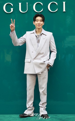 【フォト】パク・ジェボム　首のタトゥーがチラリ…スタイリッシュなスーツ姿