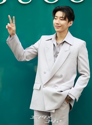 【フォト】パク・ジェボム　首のタトゥーがチラリ…スタイリッシュなスーツ姿