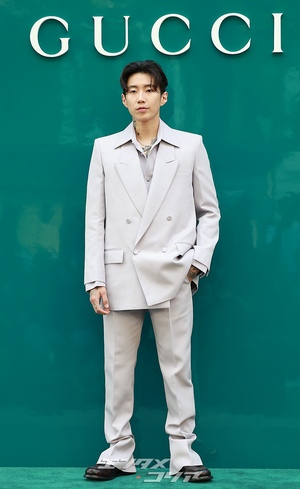 【フォト】パク・ジェボム　首のタトゥーがチラリ…スタイリッシュなスーツ姿