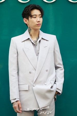 【フォト】パク・ジェボム　首のタトゥーがチラリ…スタイリッシュなスーツ姿