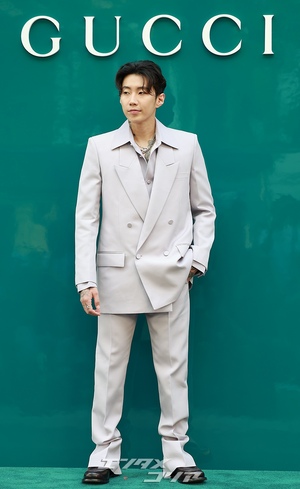 【フォト】パク・ジェボム　首のタトゥーがチラリ…スタイリッシュなスーツ姿