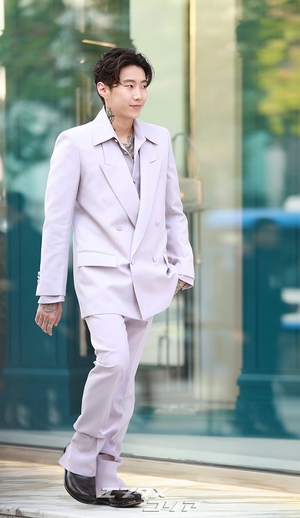 【フォト】パク・ジェボム　首のタトゥーがチラリ…スタイリッシュなスーツ姿