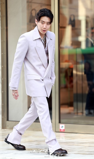 【フォト】パク・ジェボム　首のタトゥーがチラリ…スタイリッシュなスーツ姿