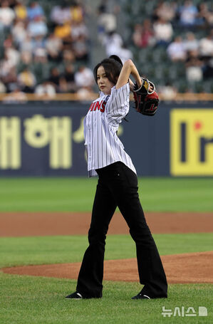 【フォト】始球式に臨むKep1erユジン＆ヒュニンバヒエ