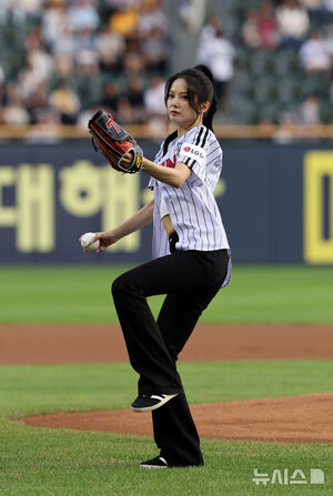 【フォト】始球式に臨むKep1erユジン＆ヒュニンバヒエ