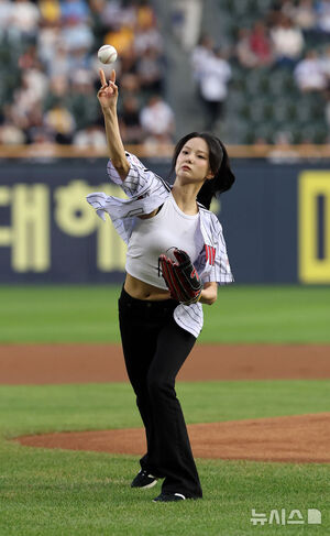 【フォト】始球式に臨むKep1erユジン＆ヒュニンバヒエ