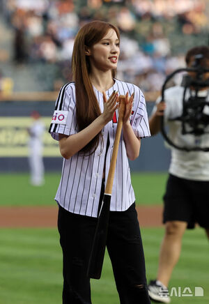 【フォト】始球式に臨むKep1erユジン＆ヒュニンバヒエ