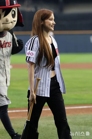 【フォト】始球式に臨むKep1erユジン＆ヒュニンバヒエ