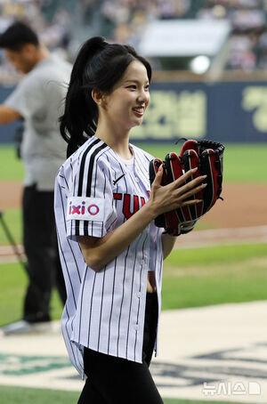 【フォト】始球式に臨むKep1erユジン＆ヒュニンバヒエ