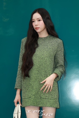 【フォト】MEOVVナリン　グリーンのミニワンピから伸びる美脚…シックな表情