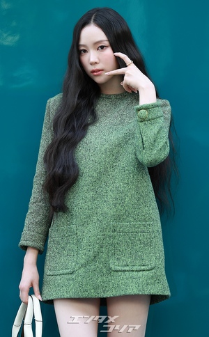 【フォト】MEOVVナリン　グリーンのミニワンピから伸びる美脚…シックな表情