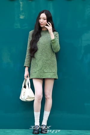 【フォト】MEOVVナリン　グリーンのミニワンピから伸びる美脚…シックな表情