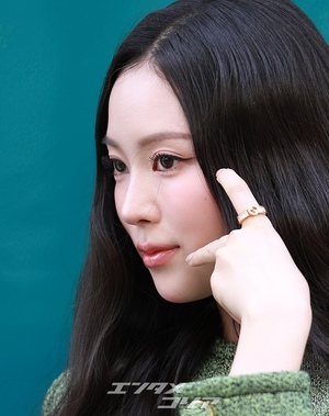 【フォト】MEOVVナリン　グリーンのミニワンピから伸びる美脚…シックな表情