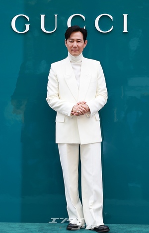 【フォト】イ・ジョンジェ　白のスーツで「いつもの笑顔」