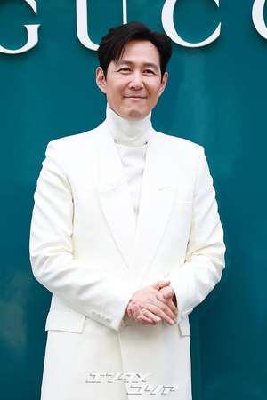 【フォト】イ・ジョンジェ　白のスーツで「いつもの笑顔」