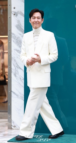 【フォト】イ・ジョンジェ　白のスーツで「いつもの笑顔」