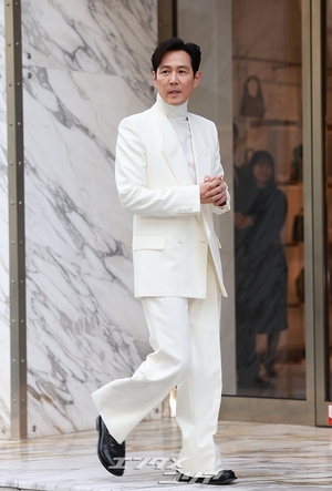 【フォト】イ・ジョンジェ　白のスーツで「いつもの笑顔」