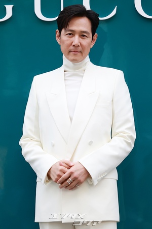 【フォト】イ・ジョンジェ　白のスーツで「いつもの笑顔」