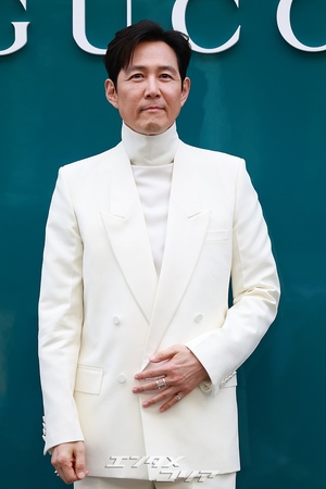 【フォト】イ・ジョンジェ　白のスーツで「いつもの笑顔」