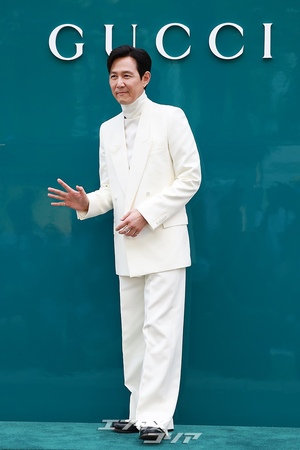 【フォト】イ・ジョンジェ　白のスーツで「いつもの笑顔」