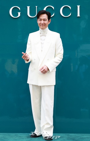 【フォト】イ・ジョンジェ　白のスーツで「いつもの笑顔」