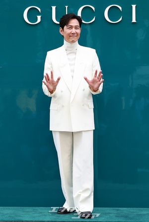 【フォト】イ・ジョンジェ　白のスーツで「いつもの笑顔」