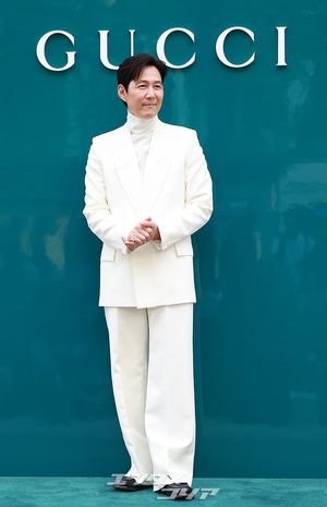 【フォト】イ・ジョンジェ　白のスーツで「いつもの笑顔」