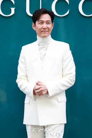 【フォト】イ・ジョンジェ　白のスーツで「いつもの笑顔」