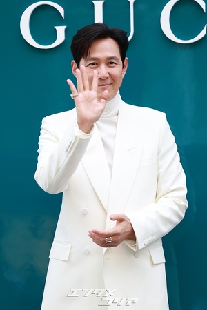 【フォト】イ・ジョンジェ　白のスーツで「いつもの笑顔」
