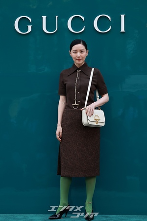 【フォト】54歳イ・ヨンエ　緑のストッキングで大胆＆上品ファッション