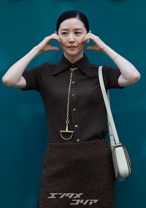 【フォト】54歳イ・ヨンエ　緑のストッキングで大胆＆上品ファッション