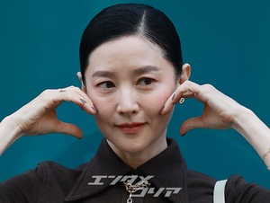 【フォト】54歳イ・ヨンエ　緑のストッキングで大胆＆上品ファッション