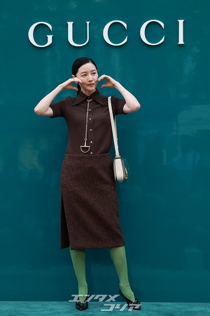 【フォト】54歳イ・ヨンエ　緑のストッキングで大胆＆上品ファッション