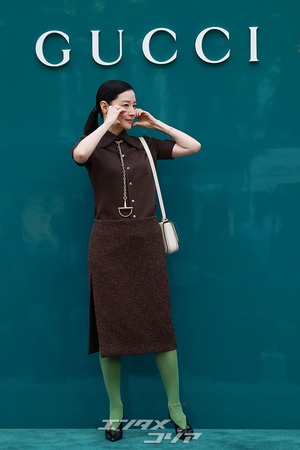 【フォト】54歳イ・ヨンエ　緑のストッキングで大胆＆上品ファッション