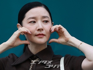 【フォト】54歳イ・ヨンエ　緑のストッキングで大胆＆上品ファッション