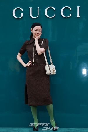 【フォト】54歳イ・ヨンエ　緑のストッキングで大胆＆上品ファッション